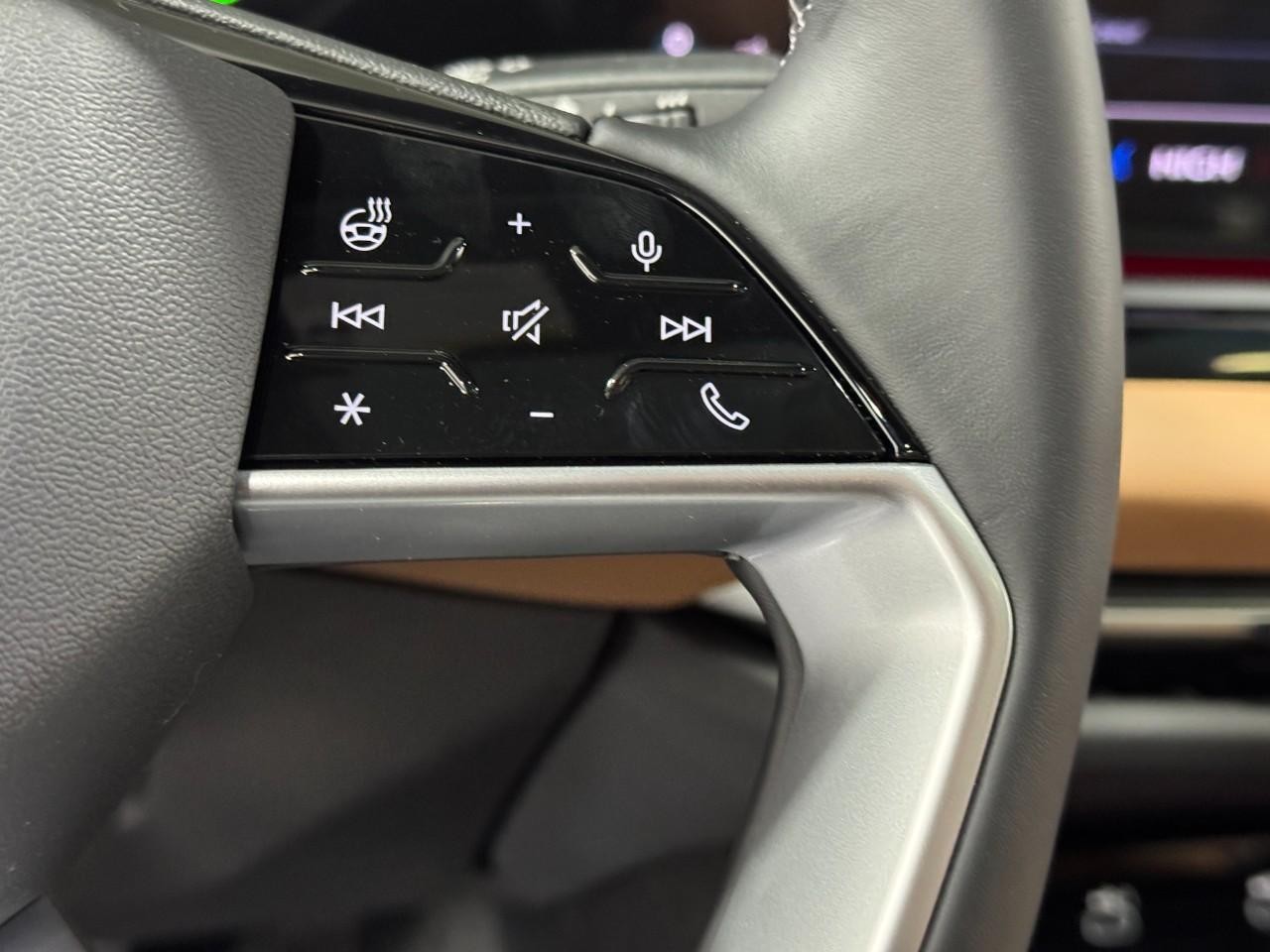 Audi A6 Sedan Vehicle Full-screen Gallery Image 30