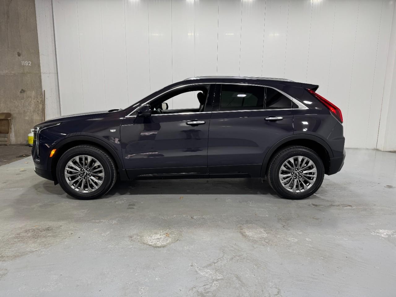 Cadillac XT4 Vehicle Full-screen Gallery Image 2