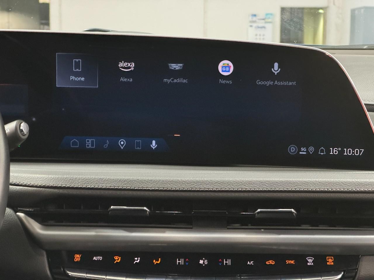 Cadillac XT4 Vehicle Full-screen Gallery Image 13