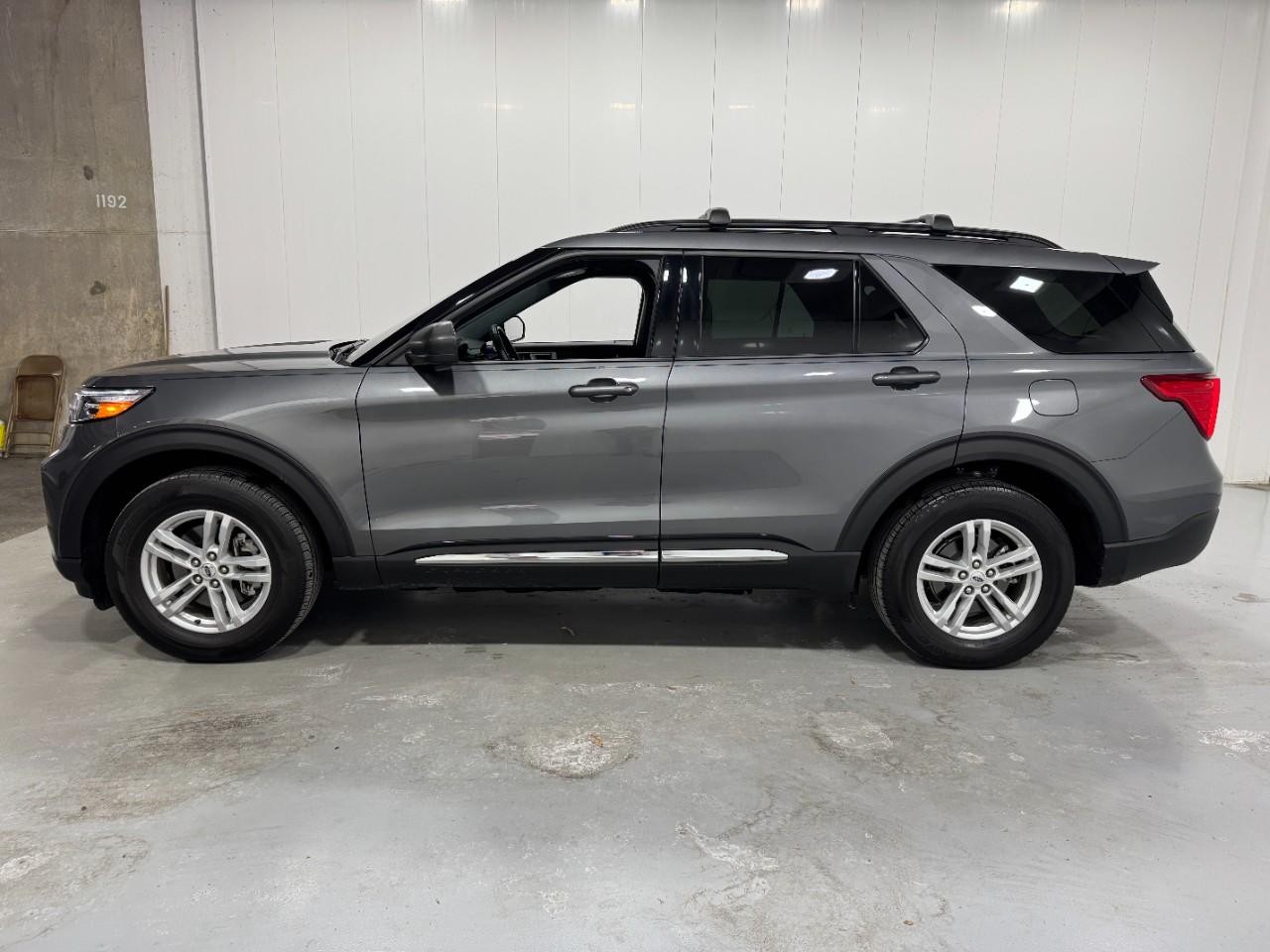 Ford Explorer Vehicle Full-screen Gallery Image 02