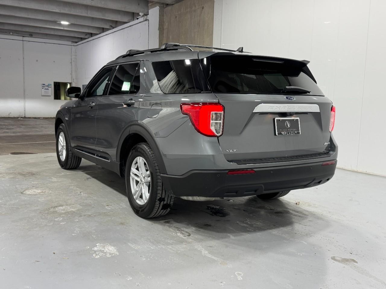 Ford Explorer Vehicle Full-screen Gallery Image 03