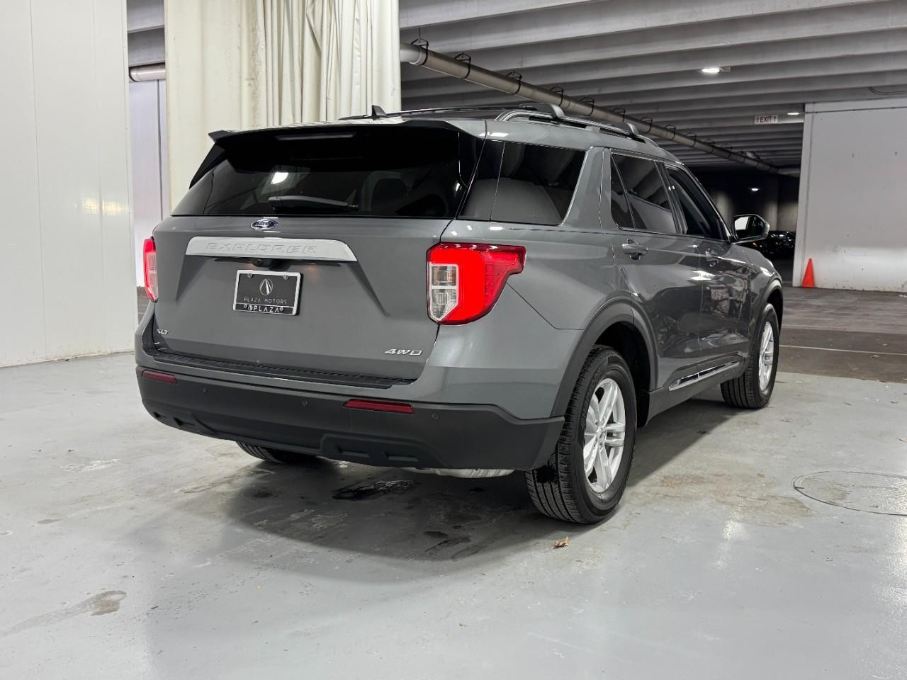 Ford Explorer Vehicle Full-screen Gallery Image 04