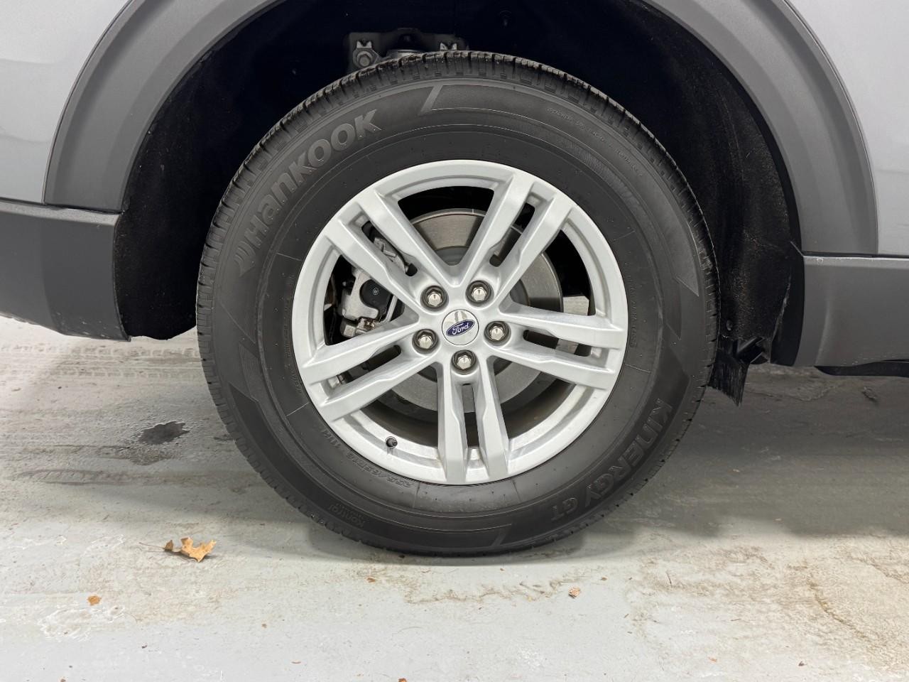 Ford Explorer Vehicle Full-screen Gallery Image 05