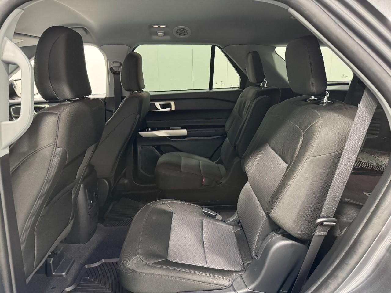 Ford Explorer Vehicle Full-screen Gallery Image 08