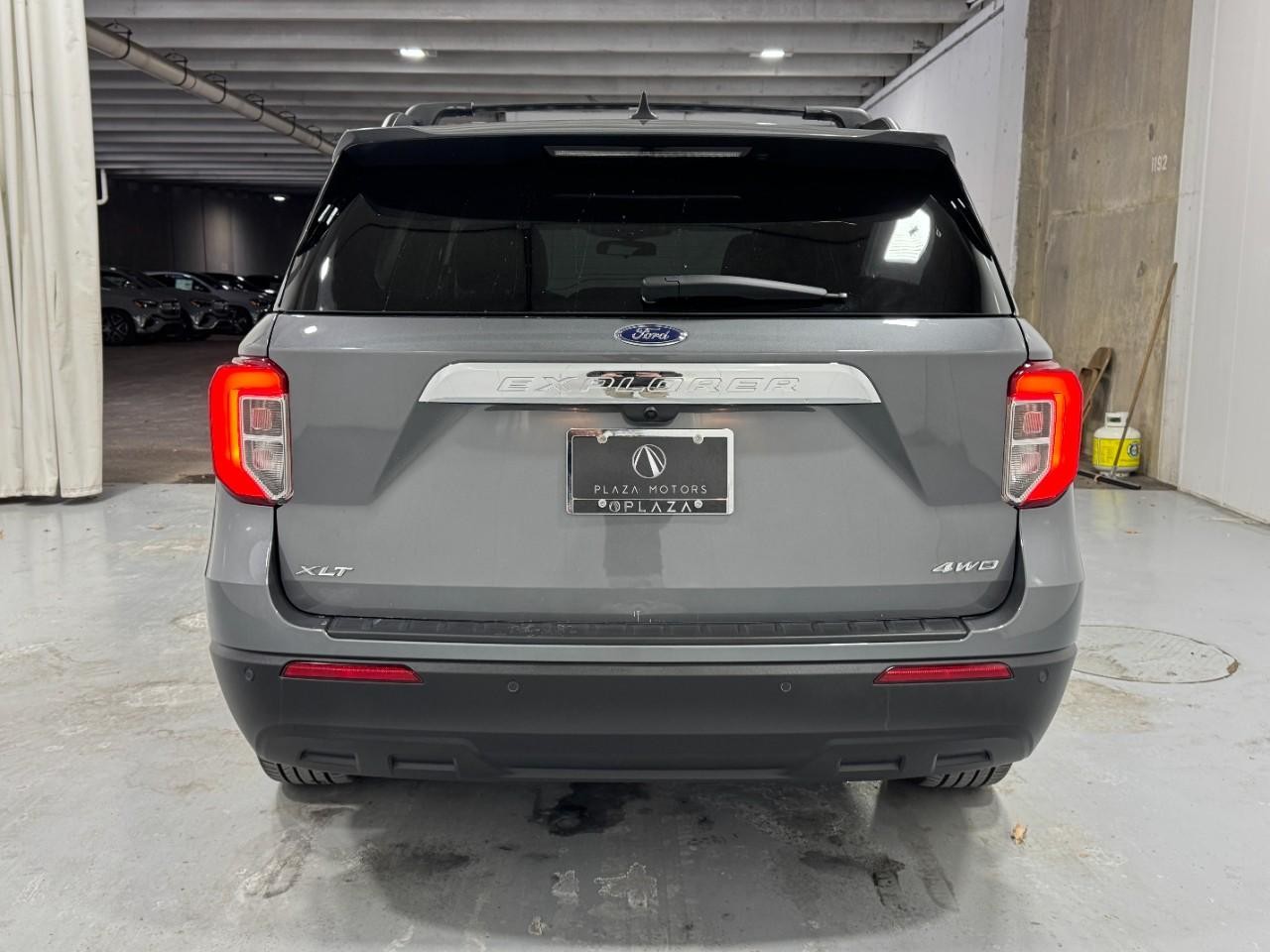 Ford Explorer Vehicle Full-screen Gallery Image 09