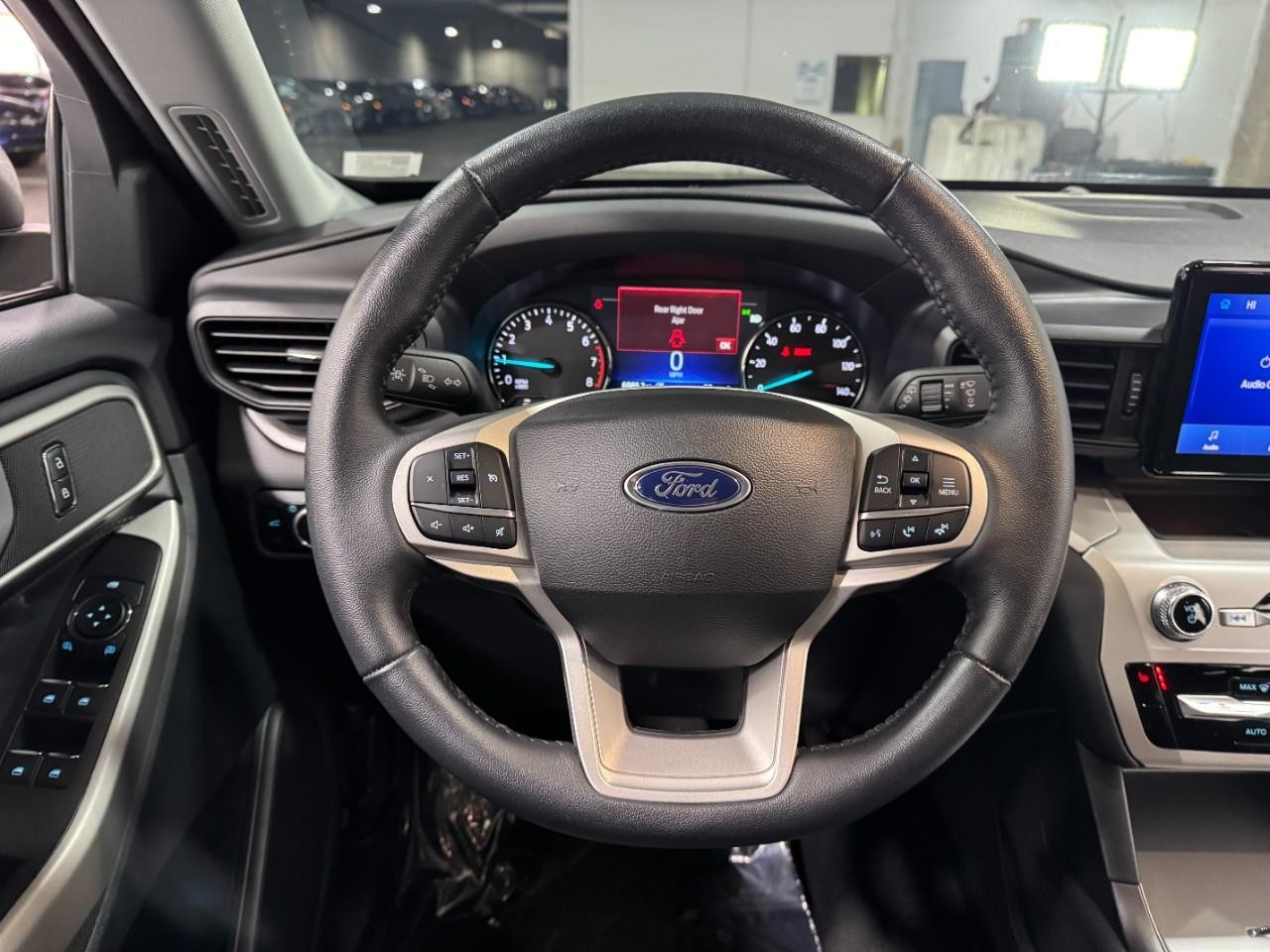 Ford Explorer Vehicle Full-screen Gallery Image 12