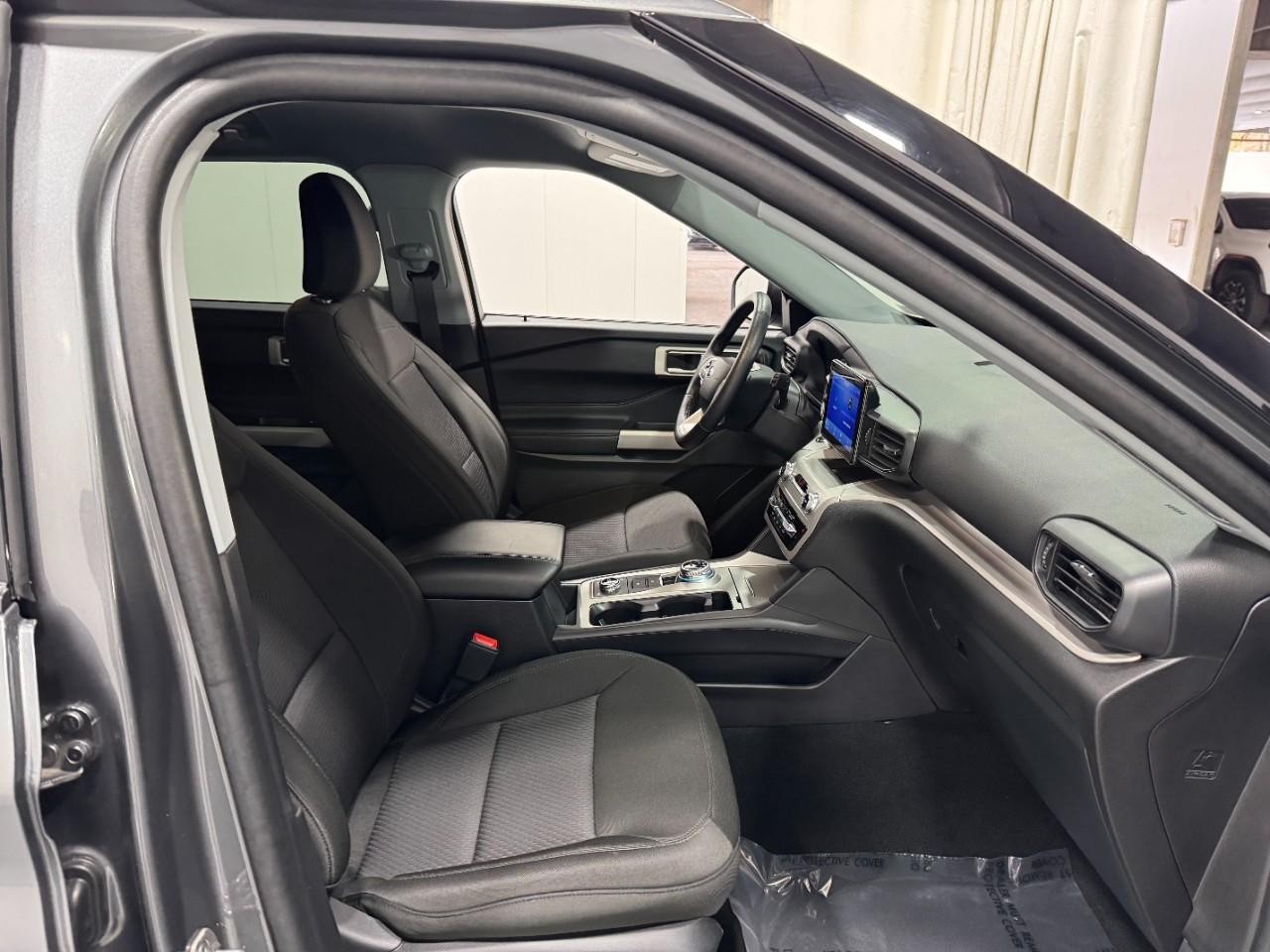 Ford Explorer Vehicle Full-screen Gallery Image 17