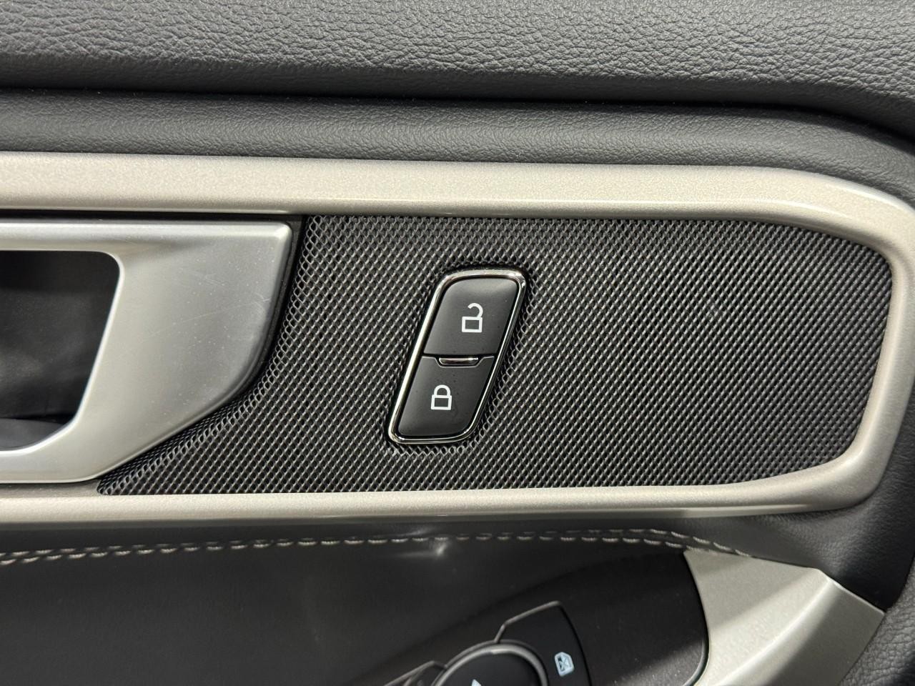 Ford Explorer Vehicle Full-screen Gallery Image 22