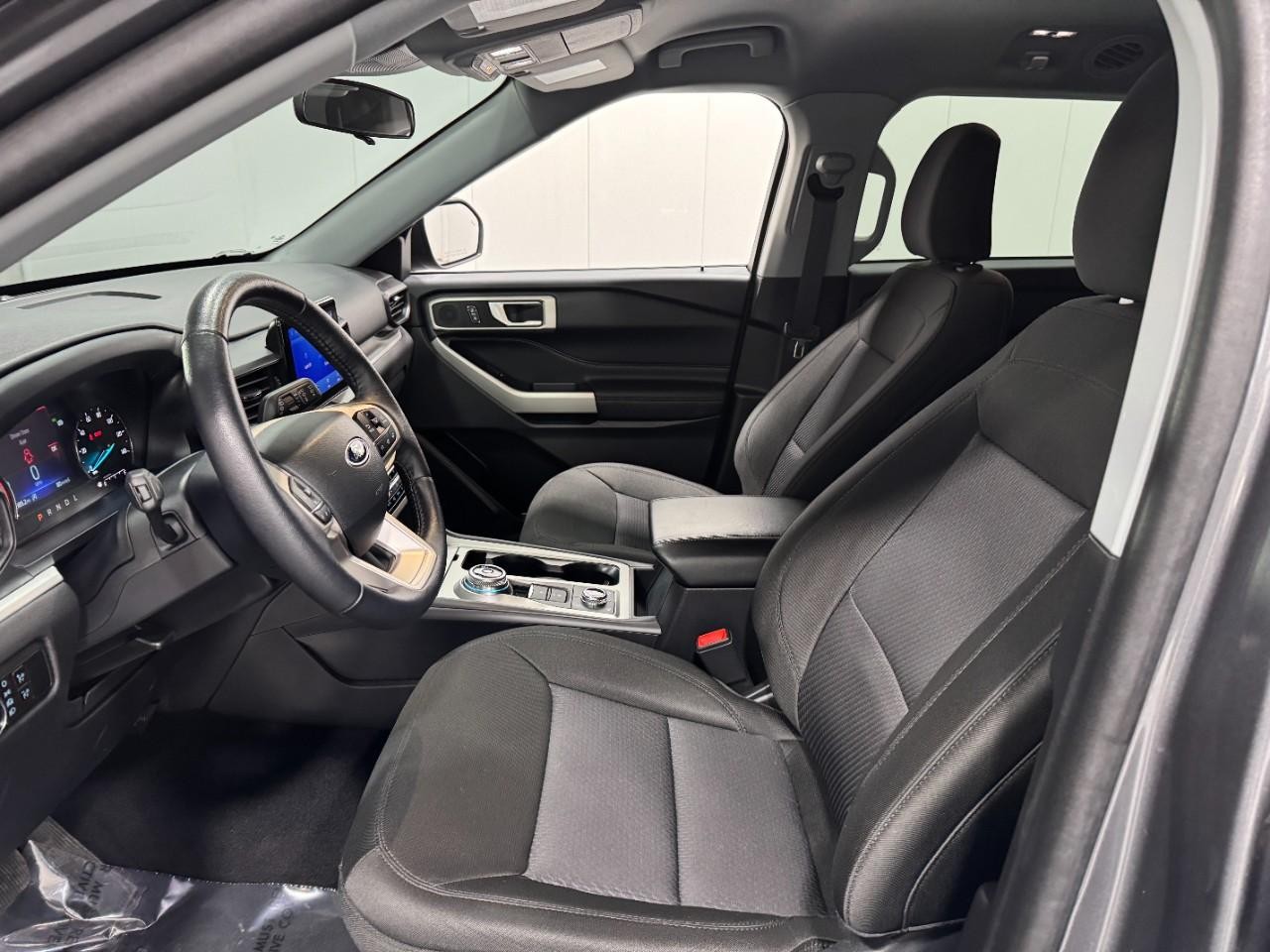 Ford Explorer Vehicle Full-screen Gallery Image 24