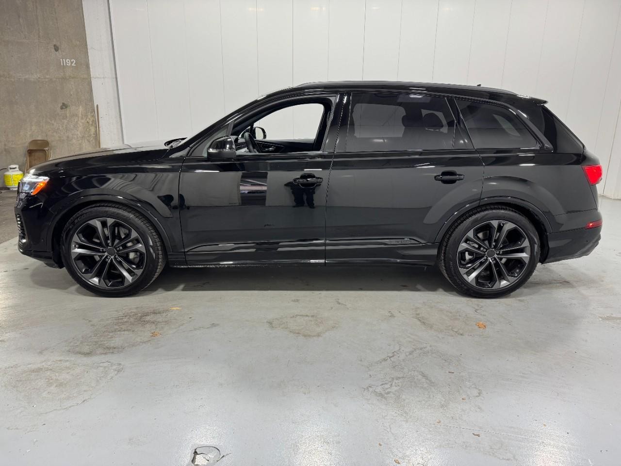 Audi Q7 Vehicle Full-screen Gallery Image 2