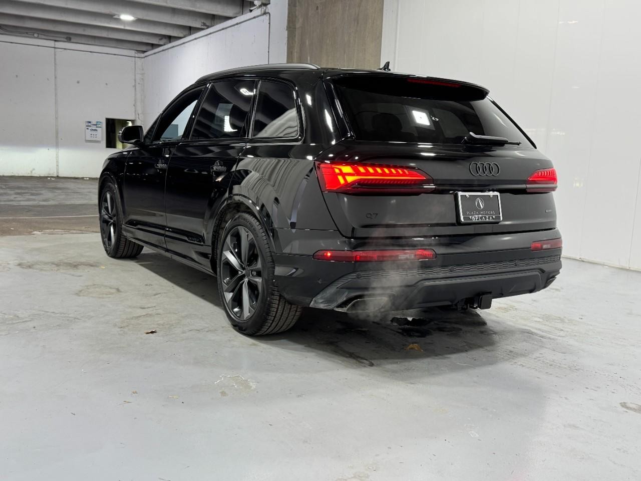 Audi Q7 Vehicle Full-screen Gallery Image 3
