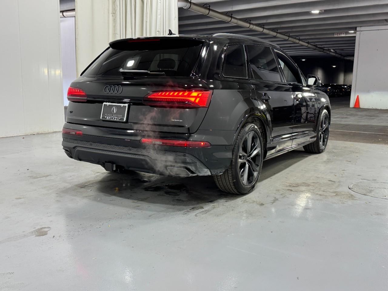 Audi Q7 Vehicle Full-screen Gallery Image 4