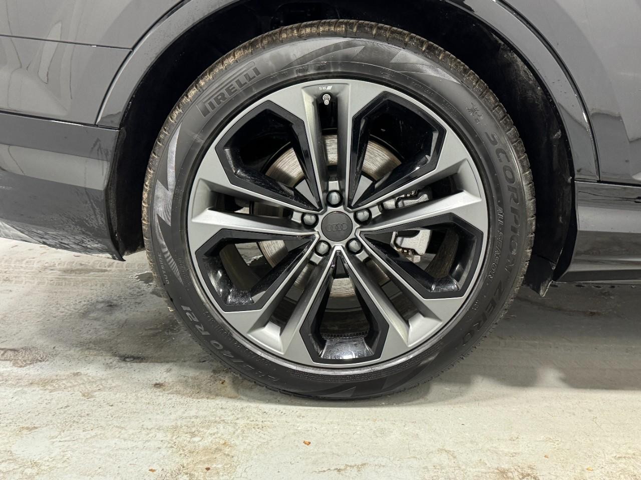 Audi Q7 Vehicle Full-screen Gallery Image 5