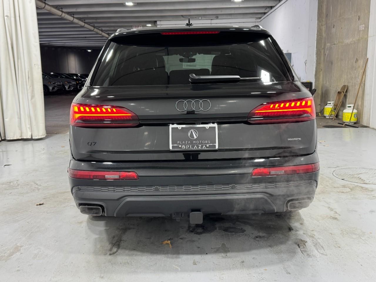 Audi Q7 Vehicle Full-screen Gallery Image 9