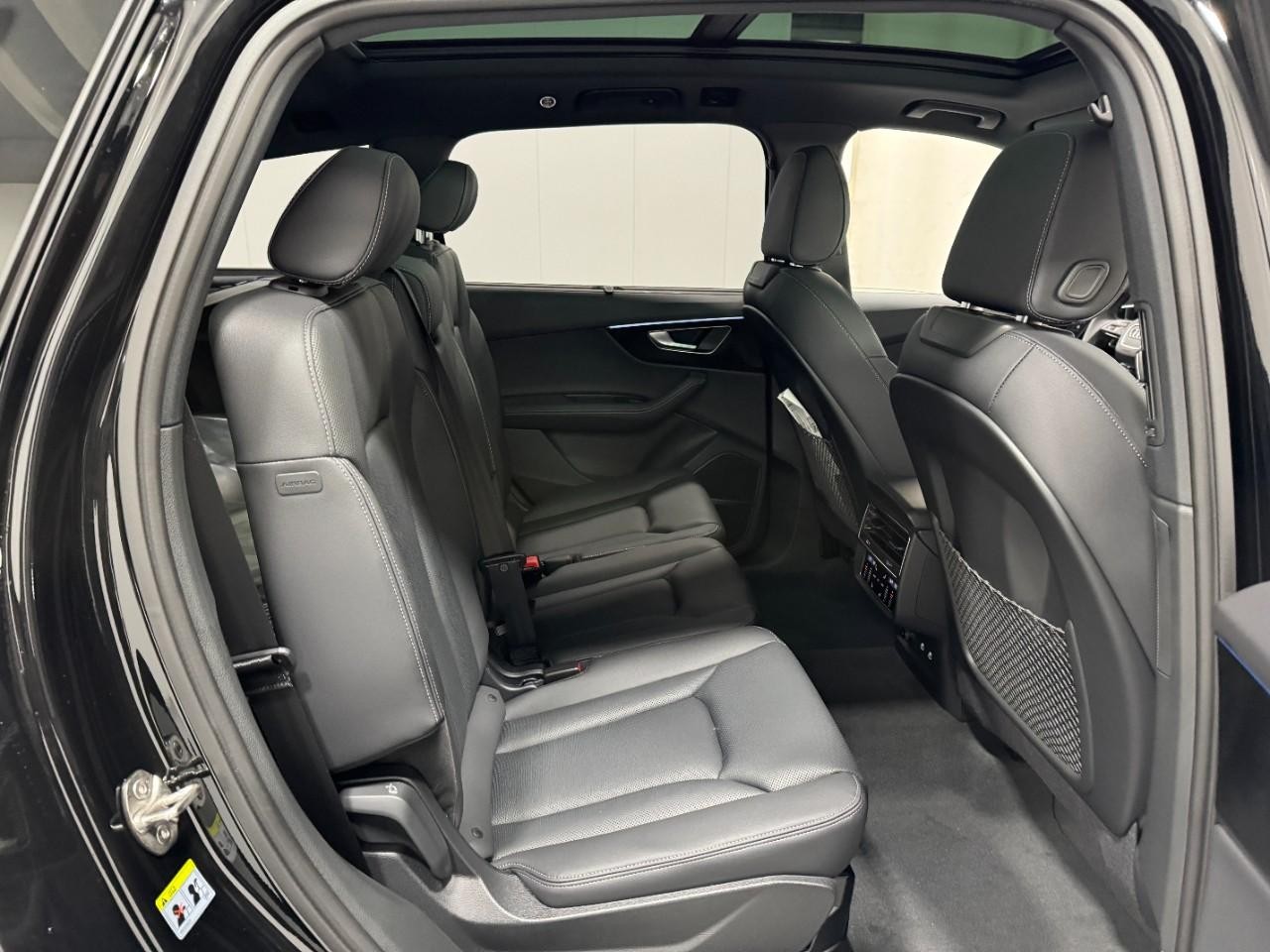 Audi Q7 Vehicle Full-screen Gallery Image 10