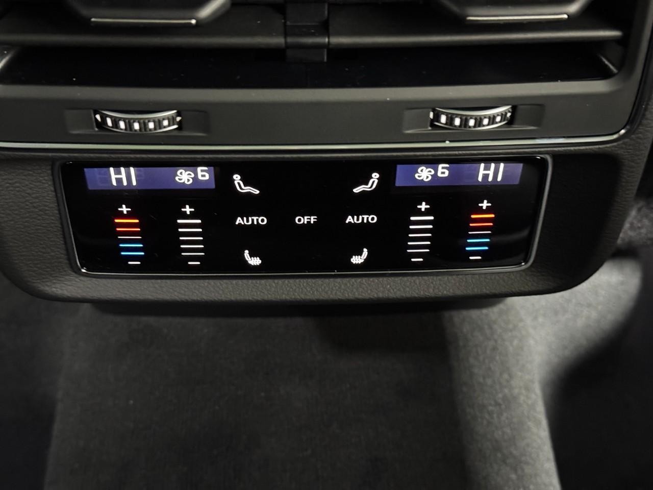 Audi Q7 Vehicle Full-screen Gallery Image 11