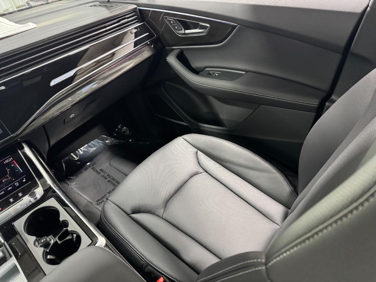 Audi Q7 Vehicle Full-screen Gallery Image 18