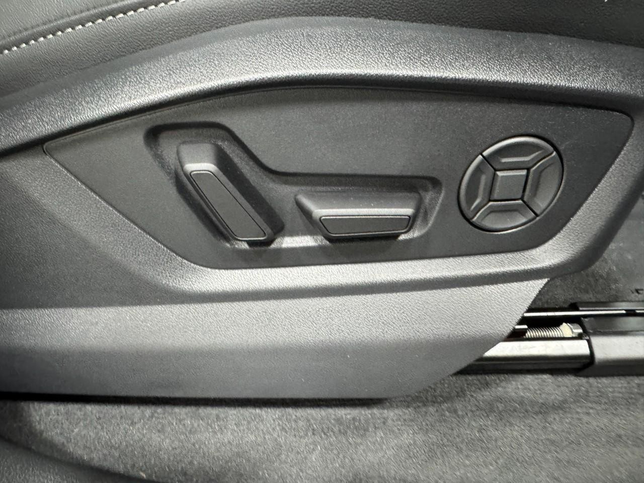 Audi Q7 Vehicle Full-screen Gallery Image 21