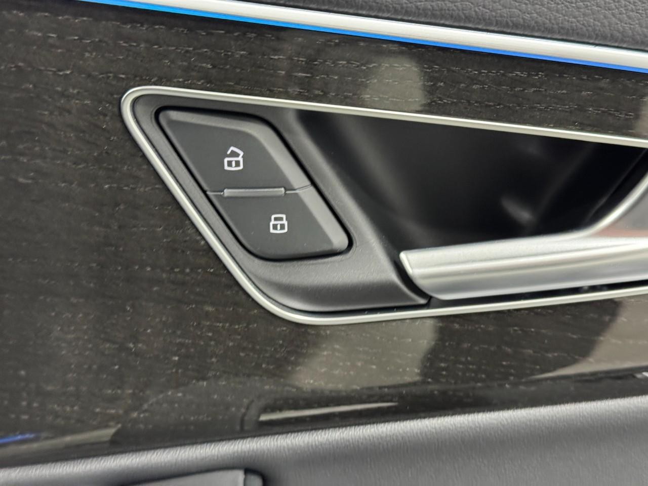 Audi Q7 Vehicle Full-screen Gallery Image 22