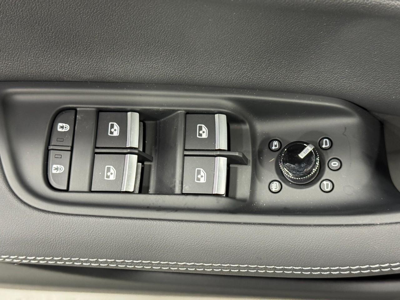 Audi Q7 Vehicle Full-screen Gallery Image 25