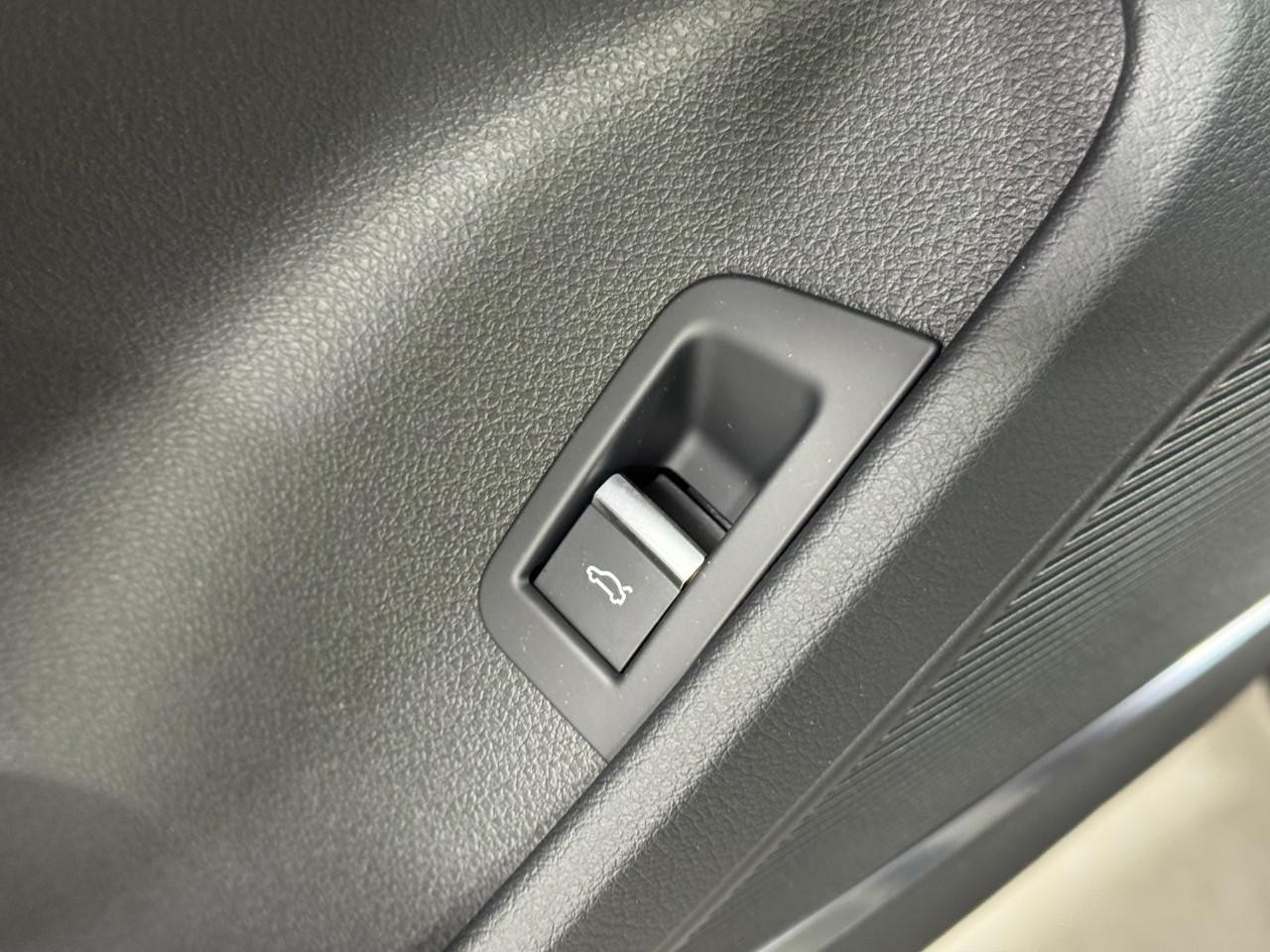 Audi Q7 Vehicle Full-screen Gallery Image 26