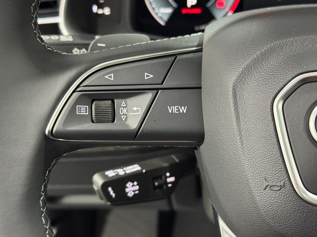 Audi Q7 Vehicle Full-screen Gallery Image 33