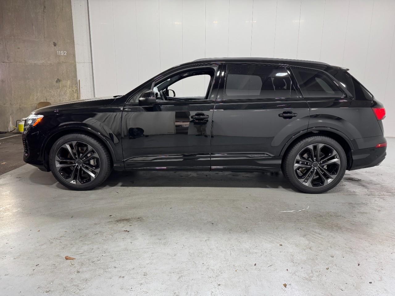 Audi Q7 Vehicle Full-screen Gallery Image 2