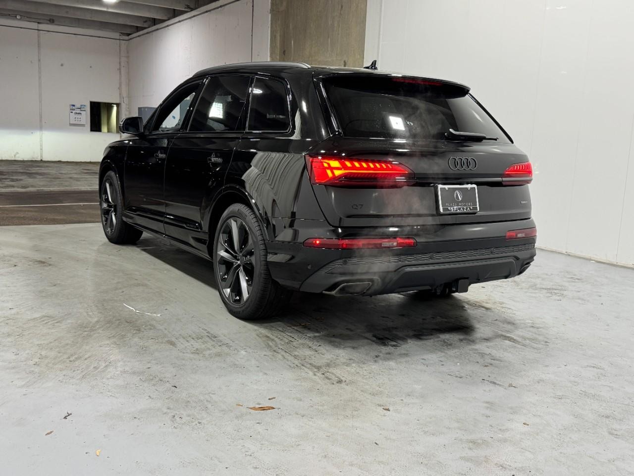 Audi Q7 Vehicle Full-screen Gallery Image 3