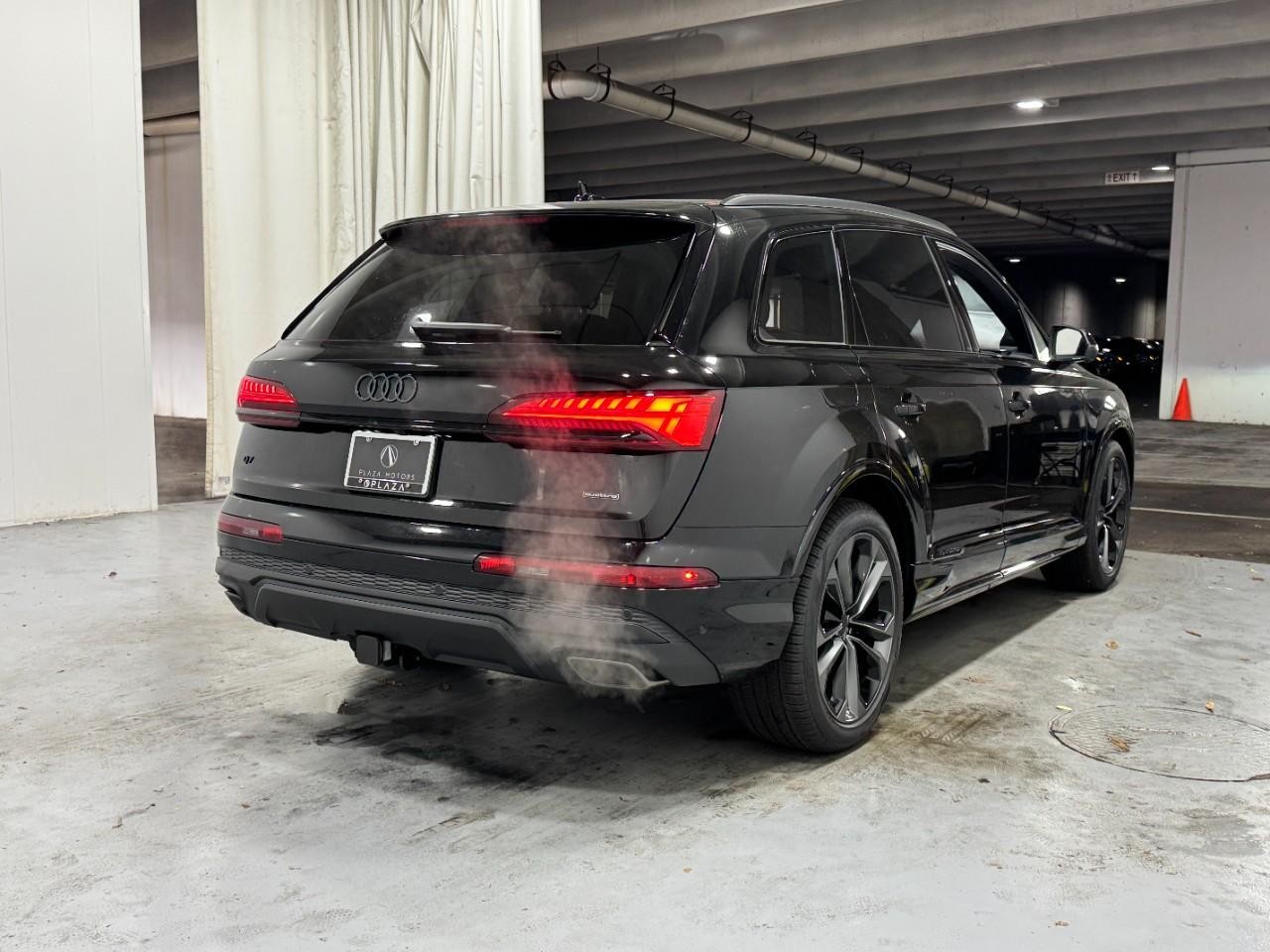 Audi Q7 Vehicle Full-screen Gallery Image 4