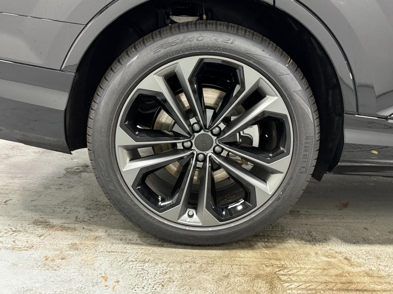 Audi Q7 Vehicle Full-screen Gallery Image 5