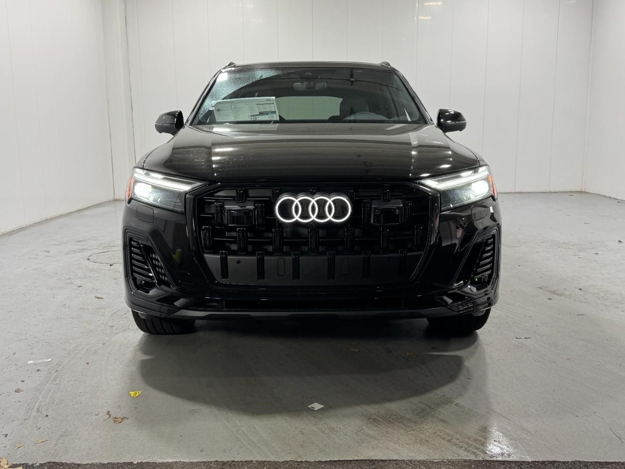 Audi Q7 Vehicle Full-screen Gallery Image 7