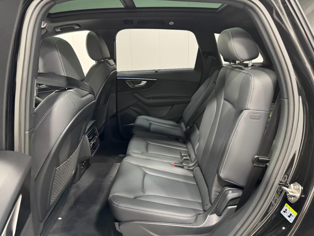 Audi Q7 Vehicle Full-screen Gallery Image 8