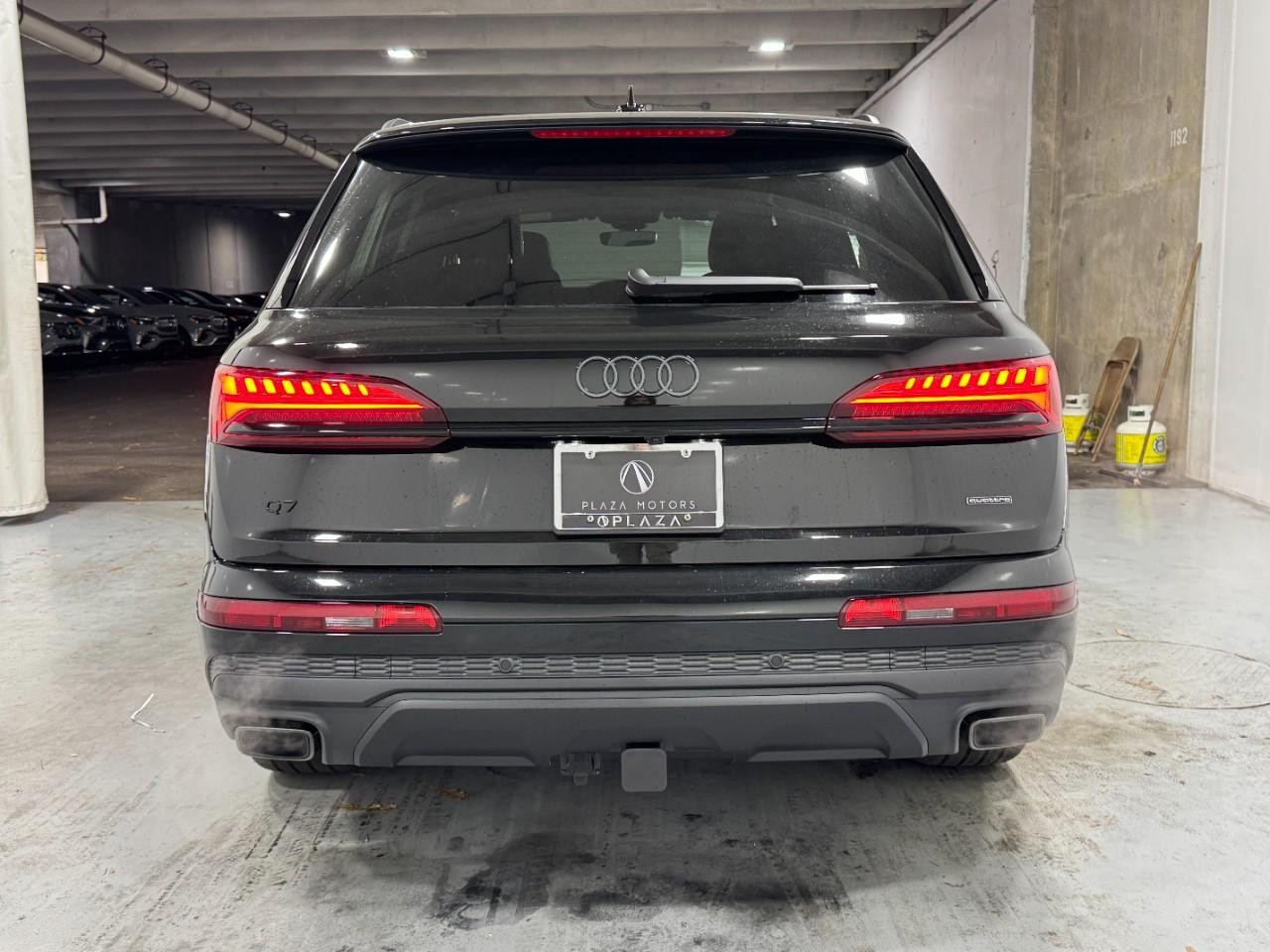 Audi Q7 Vehicle Full-screen Gallery Image 9