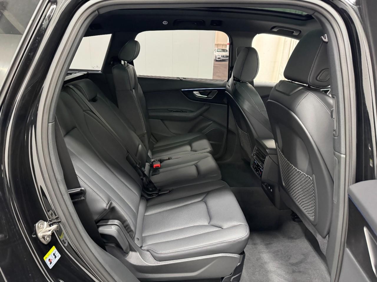 Audi Q7 Vehicle Full-screen Gallery Image 10