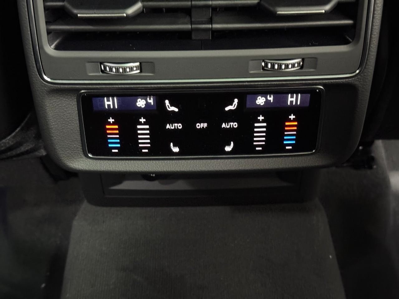 Audi Q7 Vehicle Full-screen Gallery Image 11