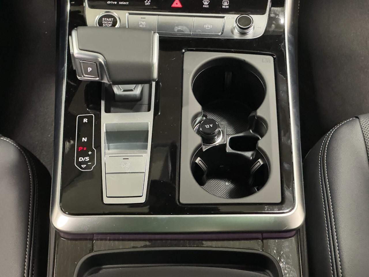 Audi Q7 Vehicle Full-screen Gallery Image 17