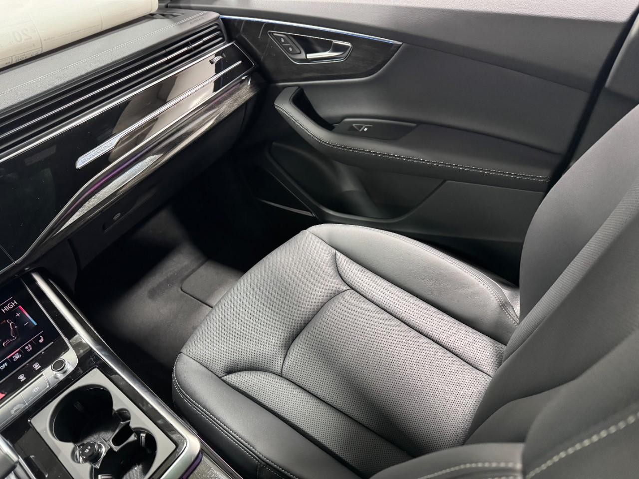 Audi Q7 Vehicle Full-screen Gallery Image 18