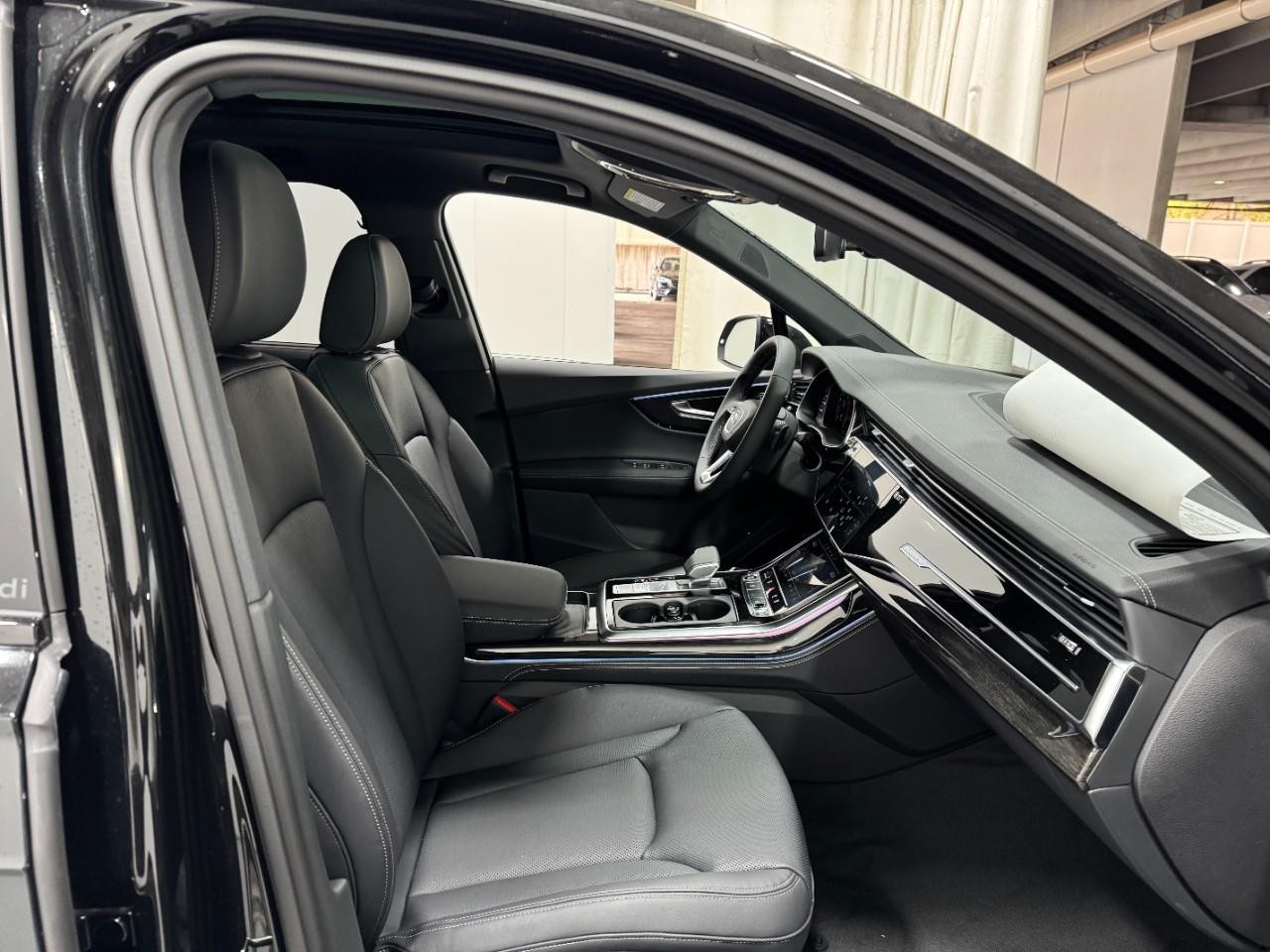 Audi Q7 Vehicle Full-screen Gallery Image 19