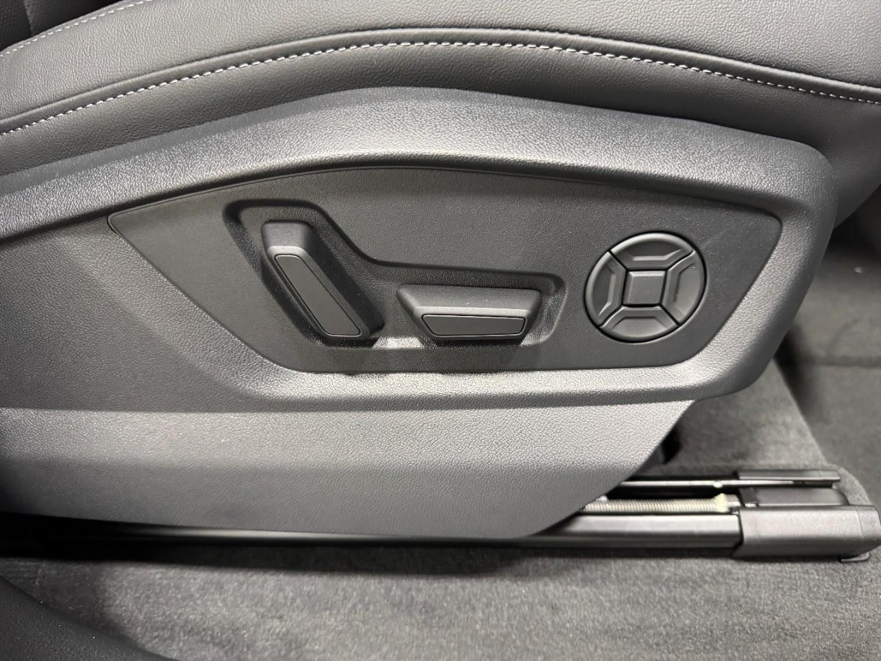 Audi Q7 Vehicle Full-screen Gallery Image 21