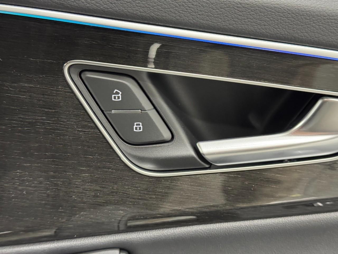 Audi Q7 Vehicle Full-screen Gallery Image 22