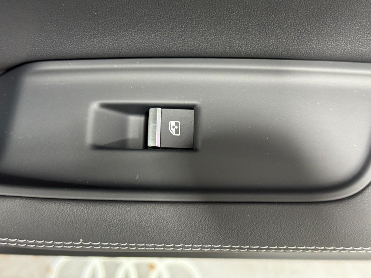 Audi Q7 Vehicle Full-screen Gallery Image 23