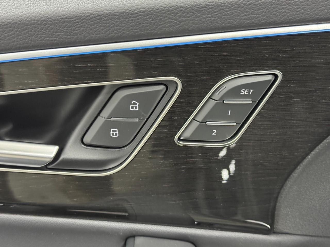 Audi Q7 Vehicle Full-screen Gallery Image 24