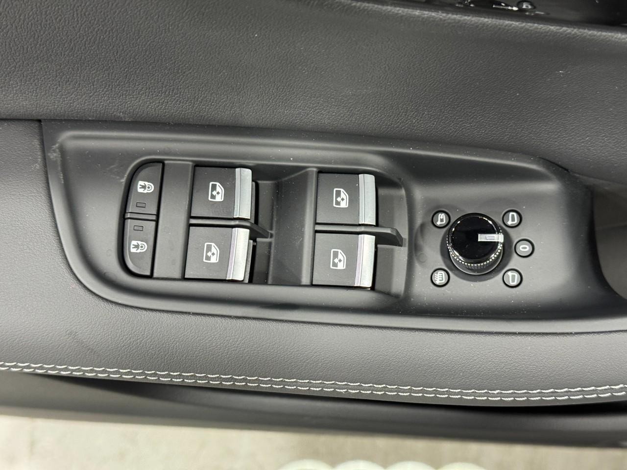 Audi Q7 Vehicle Full-screen Gallery Image 25