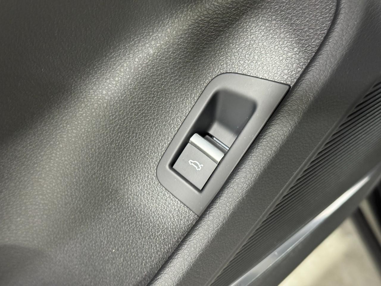 Audi Q7 Vehicle Full-screen Gallery Image 26