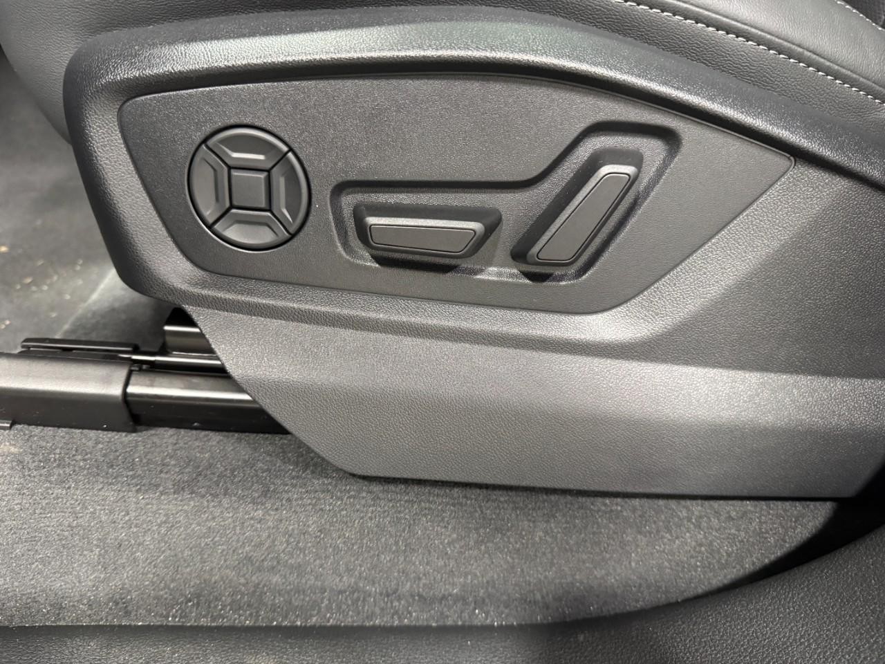 Audi Q7 Vehicle Full-screen Gallery Image 30