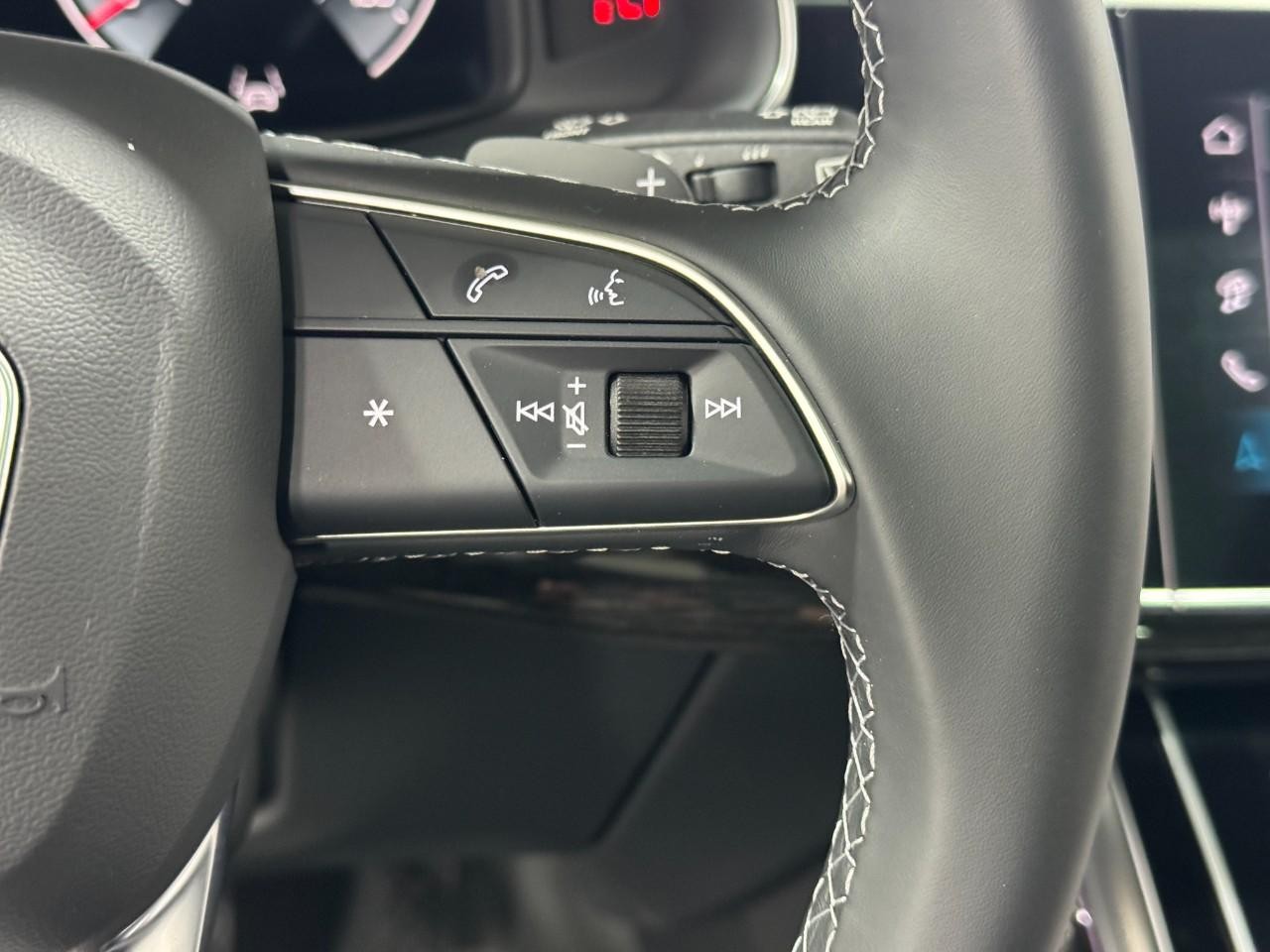 Audi Q7 Vehicle Full-screen Gallery Image 34