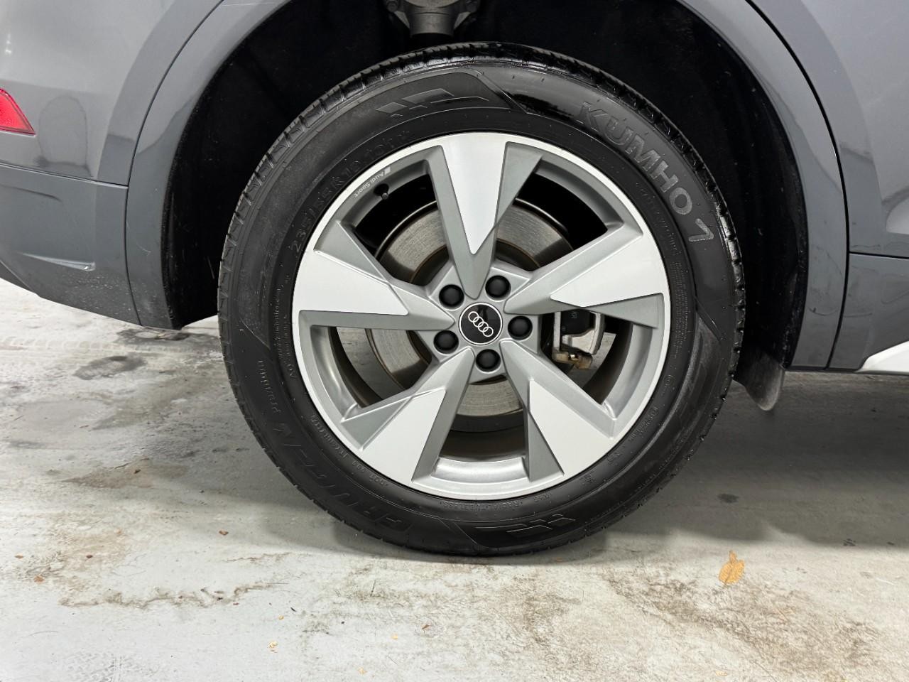 Audi Q5 Vehicle Full-screen Gallery Image 05