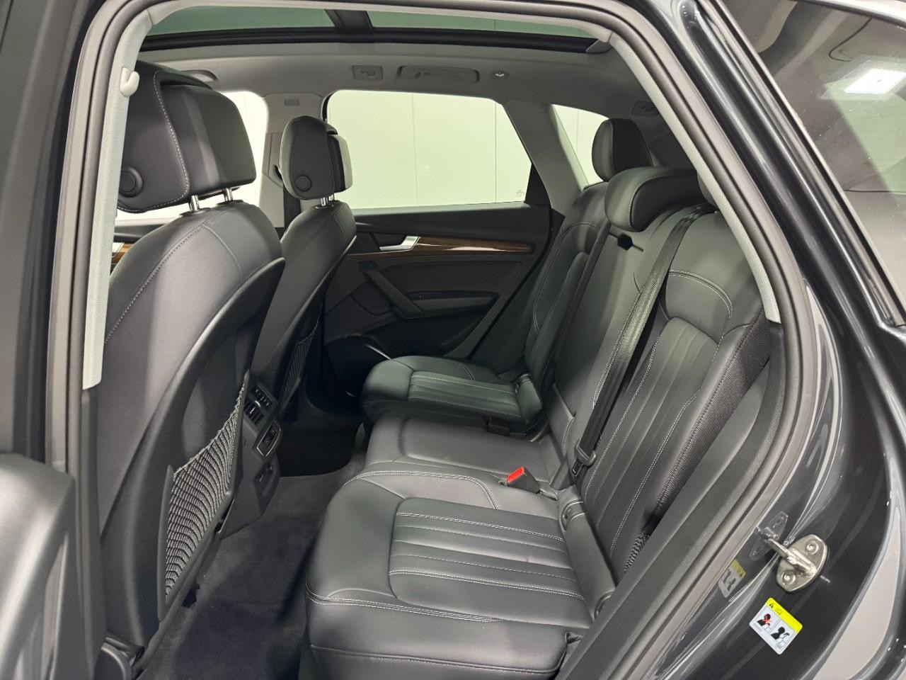 Audi Q5 Vehicle Full-screen Gallery Image 08