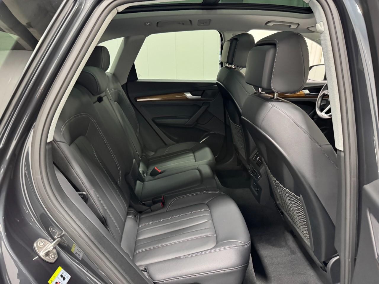 Audi Q5 Vehicle Full-screen Gallery Image 10