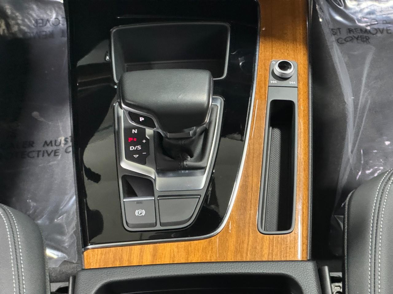 Audi Q5 Vehicle Full-screen Gallery Image 17